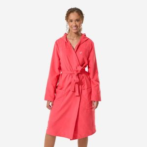 Szlafrok na basen damski Decathlon Compact z mikrofibry. Czerwone szlafroki DECATHLON, m, bez wzorów, z materiału, z kapturem. Za 79,99 zł.