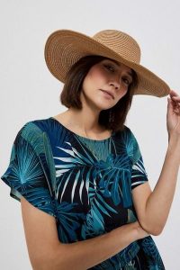 Kapelusz słomkowy z szerokim rondem beżowy. Brązowe kapelusze MOODO, bez wzorów, ze splotem. W wyprzedaży za 29,99 zł.