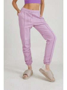 Monki Spodnie dresowe w kolorze fioletowym rozmiar: M. Różowe spodnie dresowe Monki, m, bez wzorów, z dresówki. Za 34,85 zł.