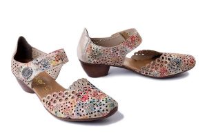 RIEKER 43753-91 multi, czółenka damskie. Czółenka Rieker, w ażurowe wzory, bez obcasa, na obcasie, bez zapięcia. Za 319,90 zł.
