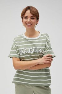 Bluza w paski z napisem oliwkowa. Zielone bluzy MOODO, l, bez wzorów, z bawełny, bez kaptura. W wyprzedaży za 49,99 zł.