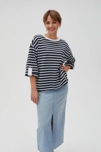 Bluza oversize w paski z szerokimi rękawami granatowa. Bluzy MOODO, l, bez wzorów, z bawełny, bez kaptura. Za 99,99 zł.