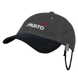 Czapka z daszkiem Musto Evolution Original Crew. Czerwone czapki MUSTO, bez wzorów, z bawełny, klasyczne. Za 134,99 zł.