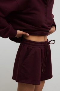 Szorty z dzianiny dresowej w kolorze BURGUNDY - BREEZE. Czerwone szorty Marsala, bez wzorów, z bawełny, casualowe. Za 239,90 zł.