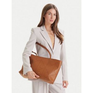 Torebka Calvin Klein. Brązowe torebki klasyczne Calvin Klein, bez wzorów, bez dodatków. Za 663,99 zł.