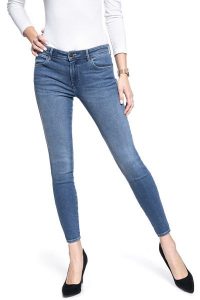 SPODNIE DAMSKIE WRANGLER SKINNY AIR BLUE W28KTX17T 112128337. Niebieskie rurki Wrangler, z jeansu. Za 199,99 zł.