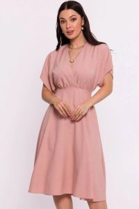 Rozkloszowana sukienka z kopertowym dekoltem różowa. Czerwone sukienki Bewear, na lato, xl, bez wzorów, bez kołnierzyka, bez ramiączek, kopertowe. Za 339,00 zł.