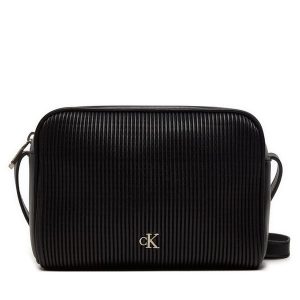 Torebka Calvin Klein. Czarne listonoszki Calvin Klein, bez wzorów, bez dodatków. Za 219,99 zł.