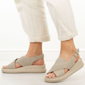 Beżowe skórzane sandały damskie T.Sokolski 493. Brązowe sandały Sokolski, bez wzorów, z jeansu, bez obcasa, na platformie, bez zapięcia. W wyprzedaży za 201,52 zł.