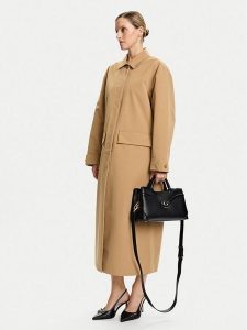 Guess Torebka Dea HWBG79 93060 Czarny. Czarne torebki klasyczne Guess, z aplikacjami, ze skóry, bez dodatków. Za 329,99 zł.