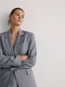 Marynarka oversize z dodatkiem wiskozy - jasnoszary. Szare marynarki i żakiety Reserved, l, bez wzorów, z tkaniny. W wyprzedaży za 179,99 zł.