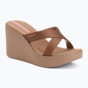 Klapki damskie Ipanema High Fashion II Slide. Brązowe klapki Ipanema, bez wzorów, z materiału, bez obcasa. Za 179,99 zł.