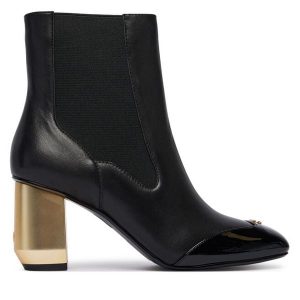 Botki Liu Jo. Czarne botki Liu Jo, bez wzorów, bez obcasa, na słupku, bez zapięcia. Za 569,99 zł.