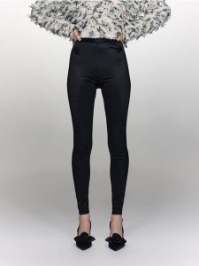 Połyskujące legginsy - czarny. Czarne legginsy Reserved, bez wzorów, z dzianiny. W wyprzedaży za 55,99 zł.