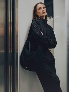 4F Bluza dresowa relaxed bez kaptura damska - czarna M. Czarne bluzy 4f, m, bez wzorów, z dresówki, bez kaptura. Za 199,99 zł.