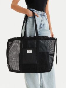 Guess Jeans Torebka WBEO-GUESS-M-003-09 Czarny. Czarne torebki klasyczne Guess Jeans, z aplikacjami, z jeansu, bez dodatków. Za 159,99 zł.