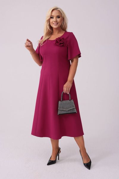 Elegancka sukienka Doris na wesele w kolorze głębokiej fuksji PLUS SIZE XXL JESIEŃ. Czerwone sukienki Moda Size Plus Iwanek, na imprezę, na jesień, plus size, bez wzorów, z elastanu, eleganckie, bez kołnierzyka, plus size, bez ramiączek, midi, rozkloszowane. Za 349,90 zł.