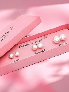 Created with Love 3-częściowy zestaw kolczyków-wkrętek "Happy" z cyrkoniami rozmiar: onesize. Białe kolczyki Created with Love, z cyrkonią, z mosiądzu. Za 95,46 zł.