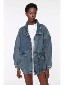 Trendyol Kurtka dżinsowa w kolorze niebieskim rozmiar: S/M. Niebieskie kurtki Trendyol, m, bez wzorów, z bawełny, bez kaptura. Za 121,99 zł.