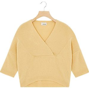 Sweter w kolorze kremowym. Swetry klasyczne marki Rodier. W wyprzedaży za 169,95 zł.