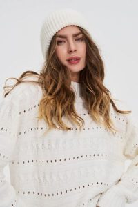 Czapka z dodatkiem wełny biała. Białe czapki MOODO, bez wzorów, z elastanu. Za 49,99 zł.