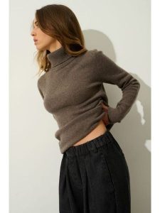 AUTHENTIC CASHMERE Kaszmirowy golf "Linda" w kolorze khaki rozmiar: S. Brązowe golfy AUTHENTIC CASHMERE, bez wzorów, z kaszmiru. Za 479,76 zł.