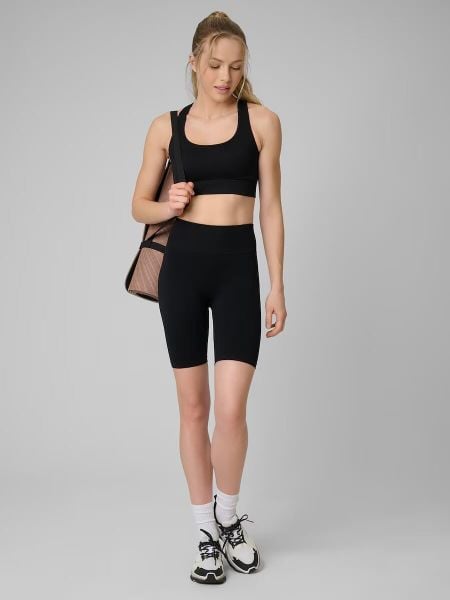 Legginsy do biegania krótkie damskie z wysokim stanem bezszwowe. Fioletowe legginsy 4f, bez wzorów, z dzianiny, z podwyższonym stanem, krótkie. Za 99,99 zł.
