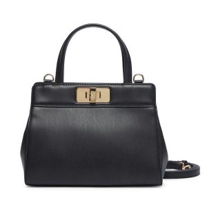 Torebka Tommy Hilfiger. Czarne torebki klasyczne TOMMY HILFIGER, bez wzorów, bez dodatków. Za 569,99 zł.