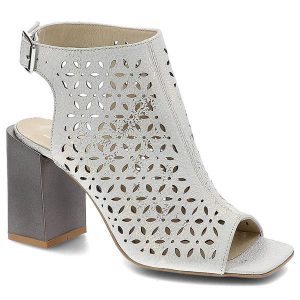 Białe Sandały Clasicco Modne Buty Damskie. Białe sandały Clasicco, w ażurowe wzory, bez obcasa, na obcasie, bez zapięcia. Za 249,00 zł.