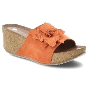 Klapki damskie Armodo, cholewka ze skóry naturalnej zamszowej z szerokim paskiem z przodu ozdobna aplikacja kwiatowa, pomarańczowe, 40312. Brązowe klapki Armodo, z aplikacjami, ze skóry, bez obcasa, na koturnie. Za 319,00 zł.