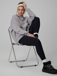 4F Bluza dresowa loose z kapturem damska - szara S. Szare bluzy 4f, s, bez wzorów, z dresówki, z kapturem. Za 199,99 zł.