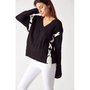 Sweter w kolorze czarnym. Czarne długie swetry marki Robin. W wyprzedaży za 189,95 zł.