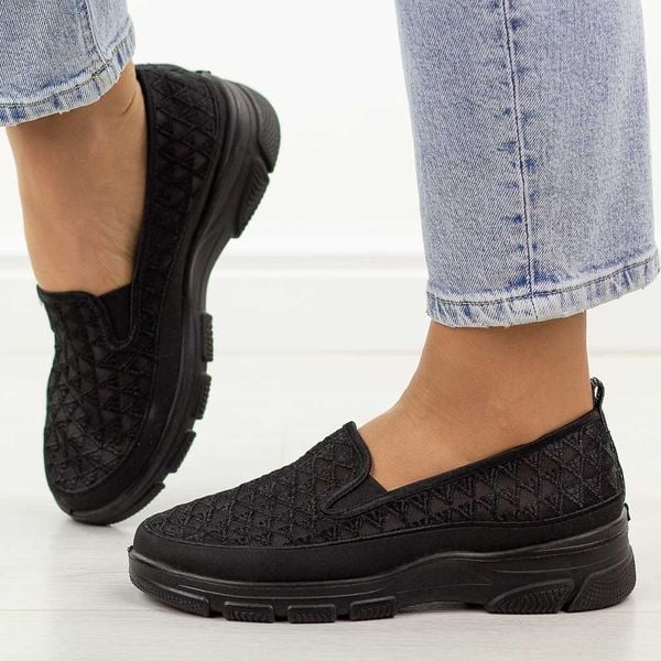 Czarne przewiewne półbuty damskie Potocki 103302. Czarne półbuty POTOCKI, na lato, bez wzorów, z jeansu, z okrągłym noskiem, bez obcasa, na płaskiej podeszwie, bez zapięcia. Za 119,00 zł.