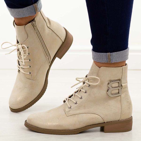 Beżowe botki damskie zimowe Jezzi Asa62-119. Brązowe botki Jezzi, na jesień, z aplikacjami, z jeansu, z okrągłym noskiem, bez obcasa, na płaskiej podeszwie, bez zapięcia. W wyprzedaży za 203,15 zł.