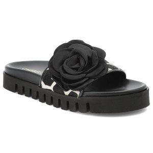 Klapki damskie Chebello, skórzane z ozdobnym kwiatem i na platformie, w motyw żyrafy, 4739-516. Czarne klapki CheBello, bez wzorów, ze skóry, bez obcasa, na platformie. Za 429,00 zł.