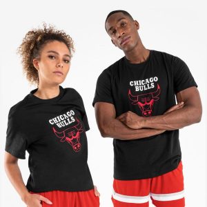 Koszulka do gry w koszykówkę unisex Tarmak NBA Chicago Bulls TS 900. Czarne bluzki TARMAK, xs, bez wzorów, z bawełny, sportowe, bez kołnierzyka, bez ramiączek. Za 79,99 zł.