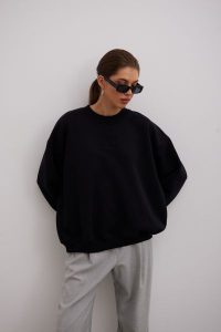 Bluza typu oversize z HAFTEM w kolorze TOTALLY BLACK - GEMINI-UNI. Czarne bluzy Marsala, na lato, uniwersalny, bez wzorów, z bawełny, bez kaptura. Za 349,90 zł.