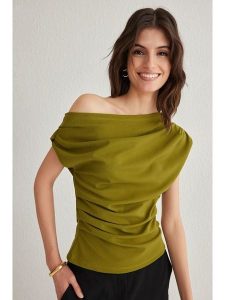 Trendyol Top w kolorze oliwkowym rozmiar: M. Zielone topy Trendyol, m, bez wzorów, bez kołnierzyka, bez ramiączek. Za 59,95 zł.