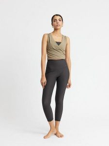 Rethinkit Legginsy sportowe "Bea" w kolorze czarnym rozmiar: M. Czarne legginsy Rethinkit, bez wzorów, z materiału, z podwyższonym stanem. Za 144,92 zł.