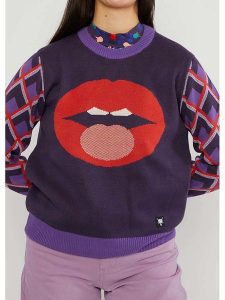 Blutsgeschwister Sweter "Cosy Storyteller" w kolorze fioletowo-czerwonym rozmiar: XL. Czerwone swetry oversize Blutsgeschwister, xl, bez wzorów, z bawełny, bez ramiączek. Za 158,10 zł.
