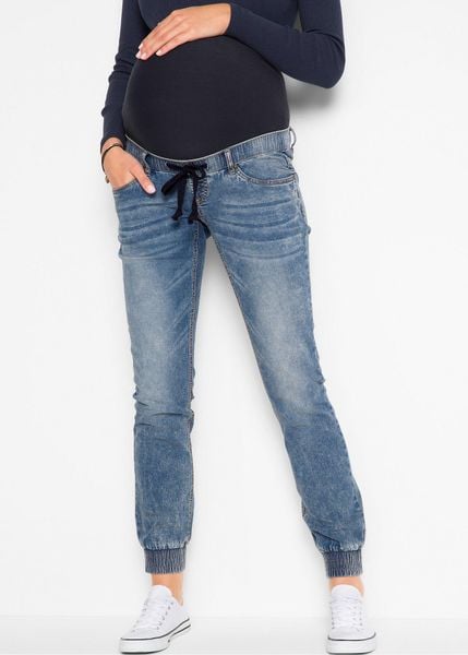 Ciążowe joggersy jeansowe z bawełny organicznej. Niebieskie jeansy bonprix, bez wzorów, z bawełny. Za 169,99 zł.