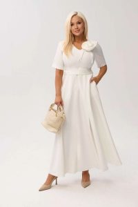 Sukienka MAXI Mirabella w odcieniu ecru/śmietankowej bieli z odpinanym kwiatem i kokardą OVERSIZE PLUS SIZE XXL WIOSNA LATO. Czerwone sukienki Moda Size Plus Iwanek, na imprezę, na lato, l, bez wzorów, z elastanu, eleganckie, bez kołnierzyka, plus size, bez ramiączek, maxi, oversize. Za 489,90 zł.
