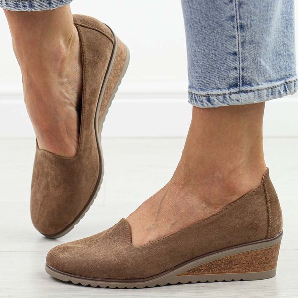 Khaki zamszowe półbuty damskie na koturnie Potocki 12276. Brązowe czółenka POTOCKI, bez wzorów, z jeansu, z okrągłym noskiem, bez obcasa, na koturnie, bez zapięcia. Za 159,00 zł.