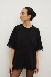 Tshirt typu oversize z KORONKĄ w kolorze BLACK- MIDNIGHT-XS/S. Czarne t-shirty Marsala, m, bez wzorów, z bawełny, bez kołnierzyka, bez ramiączek. Za 169,90 zł.