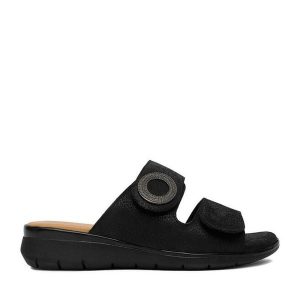 Klapki Go Soft. Czarne klapki Go Soft, bez wzorów, bez obcasa. Za 169,99 zł.