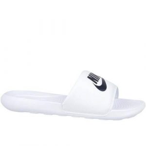 Klapki damskie Nike Victori One. Białe klapki Nike, bez wzorów, z materiału, bez obcasa. Za 139,99 zł.