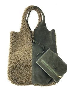 Amara Skórzana torebka "Teddy" w kolorze khaki - 37 x 40 x 2 cm rozmiar: onesize. Brązowe torebki klasyczne Amara, bez wzorów, z materiału, bez dodatków. Za 310,38 zł.