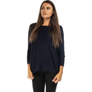 Sweter w kolorze granatowym. Niebieskie swetry oversize marki Kaszmirowa klasyka, z asymetrycznym kołnierzem. W wyprzedaży za 149,95 zł.