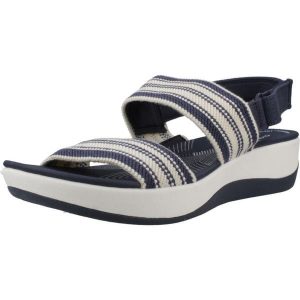 Sandały CLARKS 26181748C Niebieski. Niebieskie buty trekkingowe Clarks, bez wzorów, z tkaniny, bez obcasa, bez zapięcia. Za 207,99 zł.