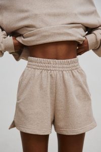 Szorty z dzianiny dresowej w kolorze BEIGE MELANGE - LE PETIT. Brązowe szorty Marsala, bez wzorów, z bawełny, casualowe, z podwyższonym stanem. W wyprzedaży za 49,98 zł.